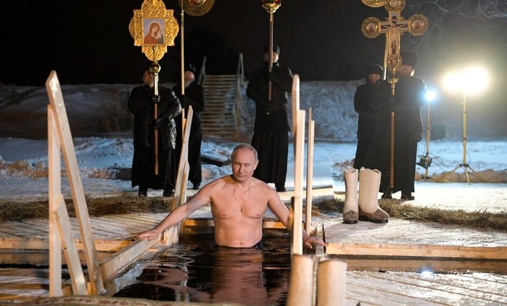 VIDEO: Putin se zambulle en agua helada en la Epifanía ortodoxa