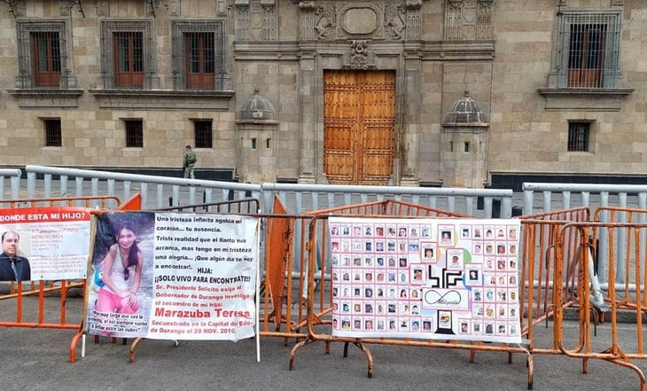 Madres buscadoras de Centroamérica instalan memorial frente a Palacio Nacional; piden a AMLO atender causa