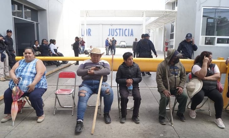 Tras 30 horas retenidos, suman 76 trabajadores liberados del gobierno de Oaxaca