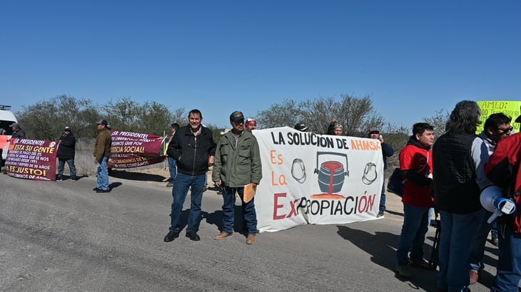 Obreros de AHMSA entregan petición al presidente de México en sus manos