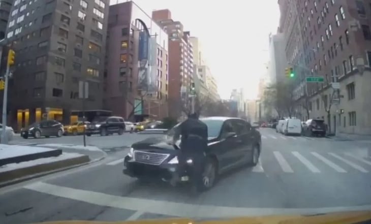 Video muestra a un policía de Nueva York siendo atropellado por una conductora