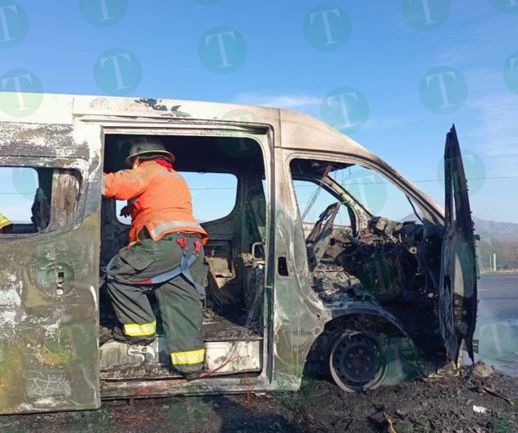 Se incendia Urvan en la carretera Monclova-Saltillo