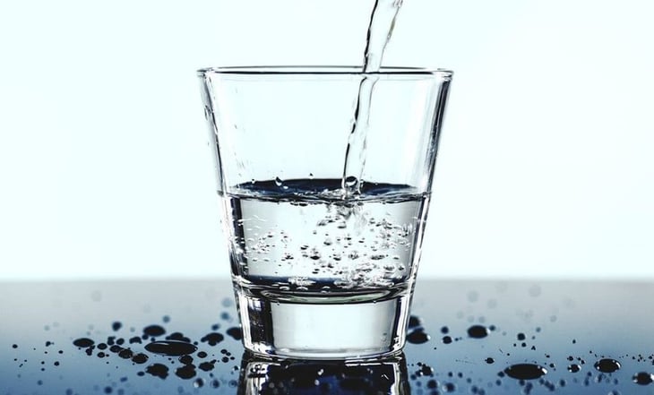 ¿Beber agua alcalina envasada ayuda a prevenir los cálculos renales? Esto dice estudio