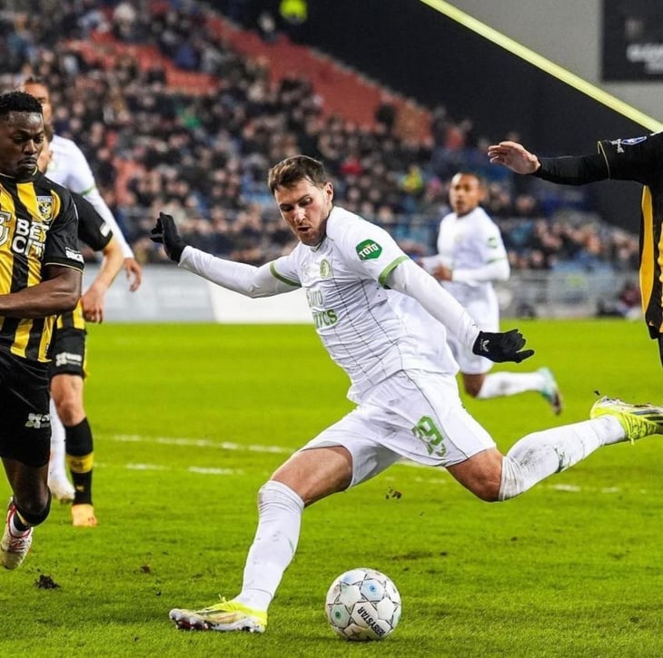 Sin goles de Santiago Giménez, Feyenoord derrota a Vitesse en un juego que se suspendió
