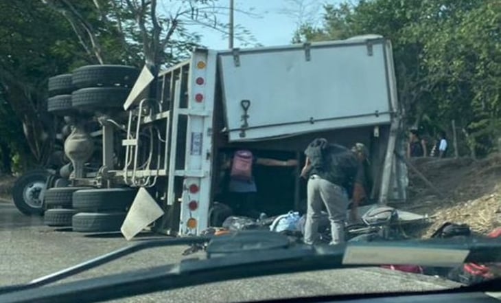 Vuelca camión que transportaba migrantes en la carretera La Angostura, Chiapas; hay 21 heridos