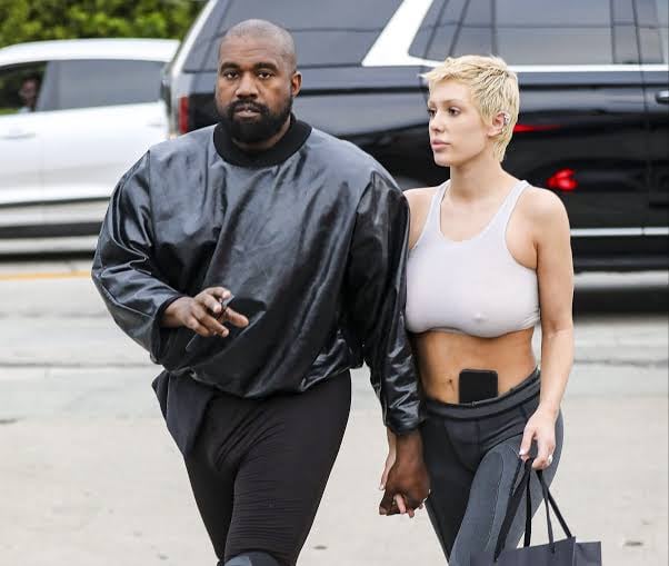 Llueven críticas a Kanye West por fotos de su esposa