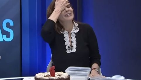 VIDEO: Lilly Téllez guarda pastel 'sin veneno' a Epigmenio Ibarra para celebrar salida de AMLO en 36 semanas