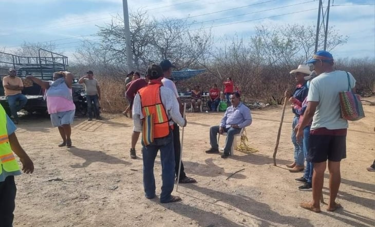 Retienen a delegado de paz del gobierno de Oaxaca; lo atan en una silla junto a carretera Panamericana