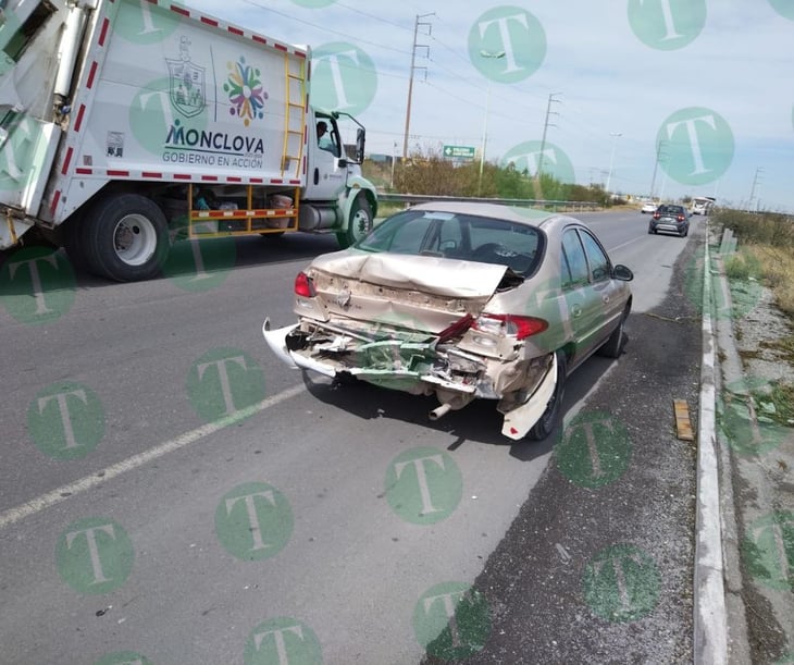 Camión de Metelmex se estrella contra auto en el Carlos Salinas de Gortari