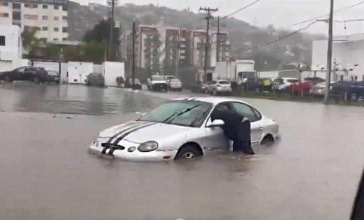 Frente frío pega con todo a Tijuana: lluvia provoca inundaciones y suspensión de clases; VIDEOS