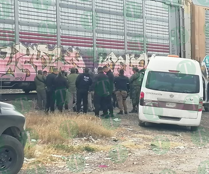Migrantes detenidos por el INM en operativo a lo largo de las vías del tren