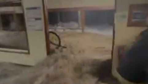 VIDEO: Fuertes olas destrozan base militar estadounidense en las Islas Marshall