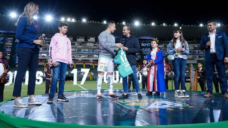 Ante miles de fanáticos, León presentó a Andrés Guardado