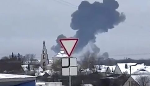 Medio ruso reporta el hallazgo de las 'cajas negras' del avión de Moscú estrellado cerca de Ucrania