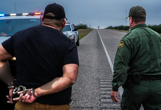 Texas establece sentencias mínimas de 10 años para traficantes de migrantes