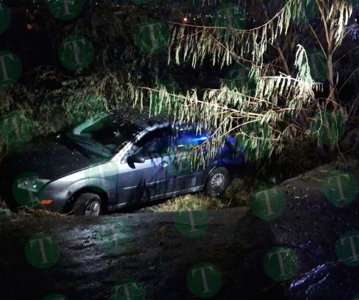 Veloz conductor cae con su auto al arroyo del libramiento Carlos Salinas de Gortari
