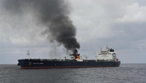 Carguero británico 'Marlin Luanda', atacado por los hutíes, sigue ardiendo en el golfo de Adén