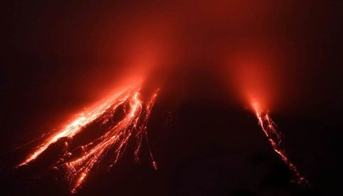 Volcán ecuatoriano Sangay arroja ceniza y derrama material magmático por su cráter