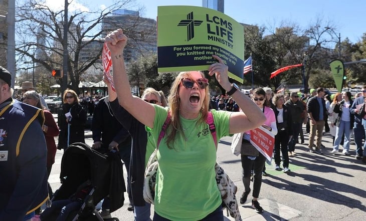 Activistas 'provida' marchan por mantener el aborto 'fuera de las fronteras' de Texas