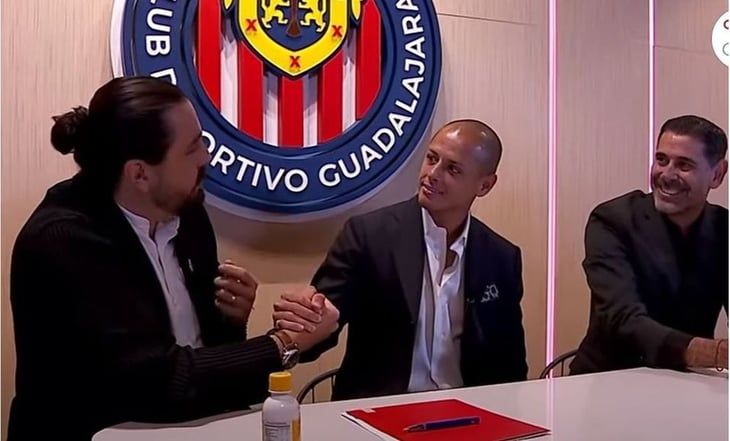 Chicharito Hernández ya firmó con Chivas y recibe emotivo discurso de Amaury Vergara
