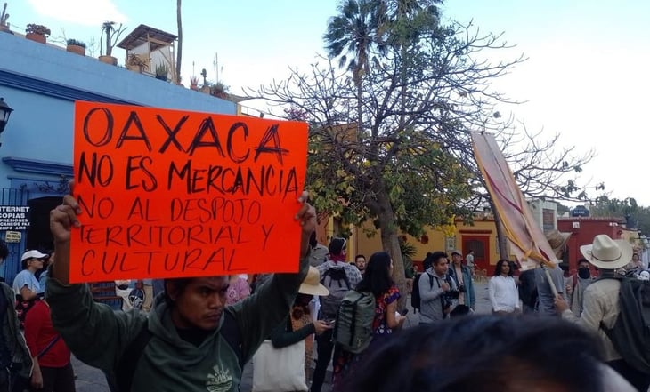 Detienen a 6 activistas durante marcha contra la gentrificación en Oaxaca; los acusan de daños