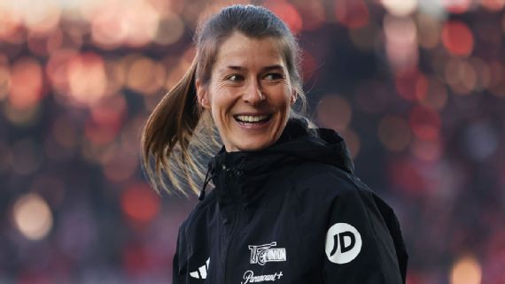 Marie-Louise Eta, primera mujer en dirigir en la Bundesliga