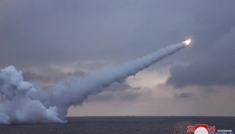 Kim Jong Un supervisó el ensayo de dos misiles de crucero lanzados desde un submarino, revelan