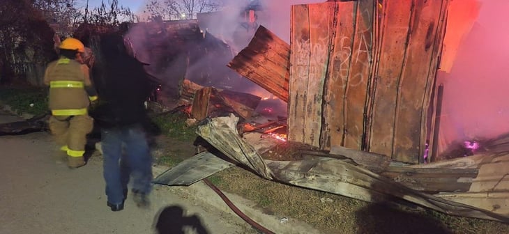 Un voraz incendio arrasa con un domicilio en la Lázaro Cárdenas