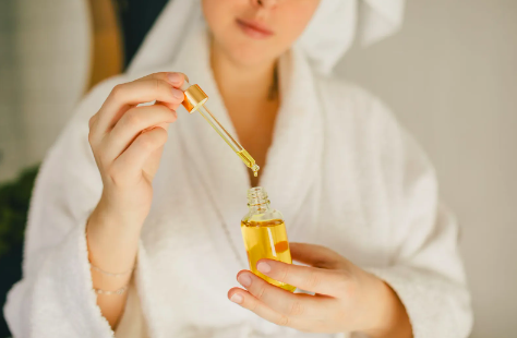 Descubre cómo utilizar el aceite de ricino de forma natural para eliminar las manchas de la piel