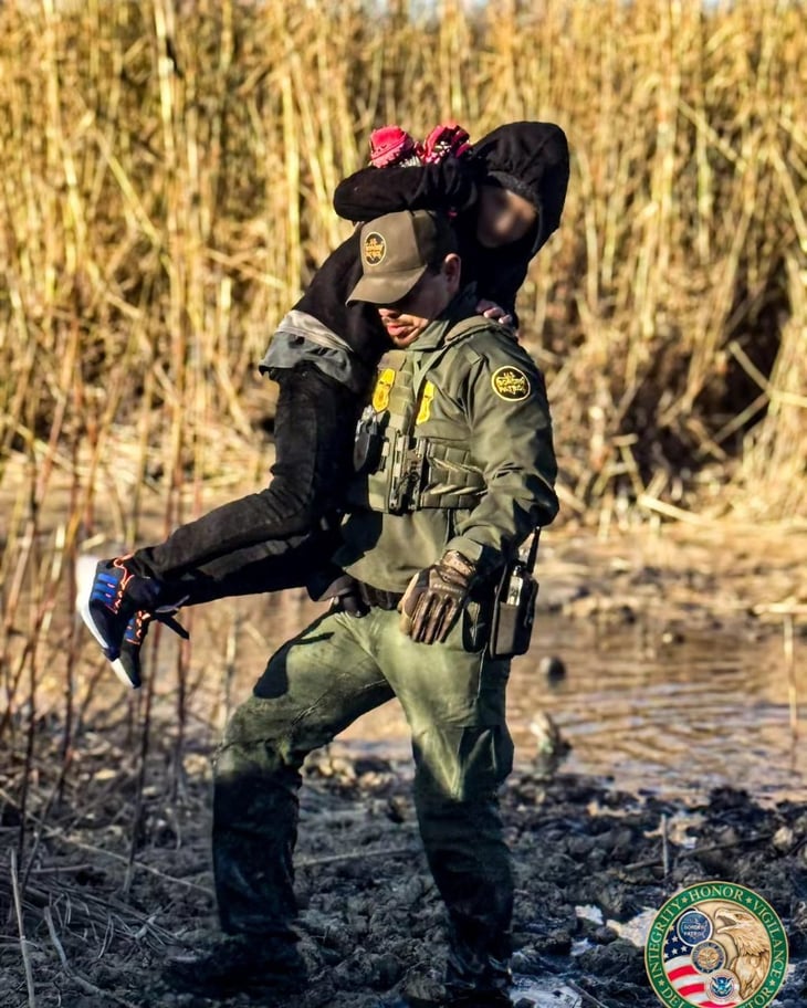 Agente de la Patrulla Fronteriza rescata a un menor de las frías aguas del río Bravo