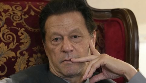 Corte de Pakistán condena a Khan a 10 años de prisión