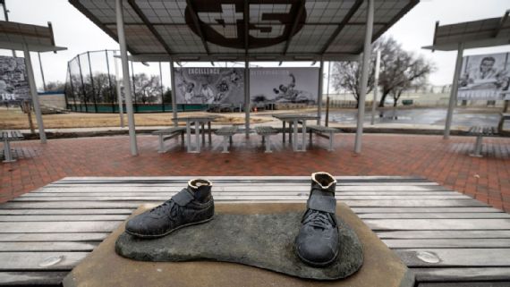 Estatua de Jackie Robinson es encontrada quemada en un bote de basura