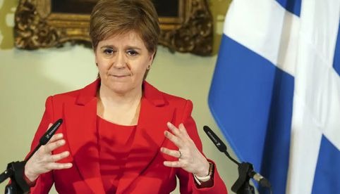 Exministra Sturgeon se arrepiente de no haber confinado antes Escocia por Covid