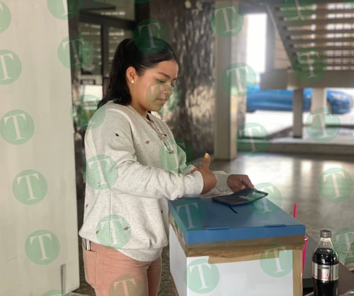 Alumnos de la FIME votan en la rectoría de la UAdeC