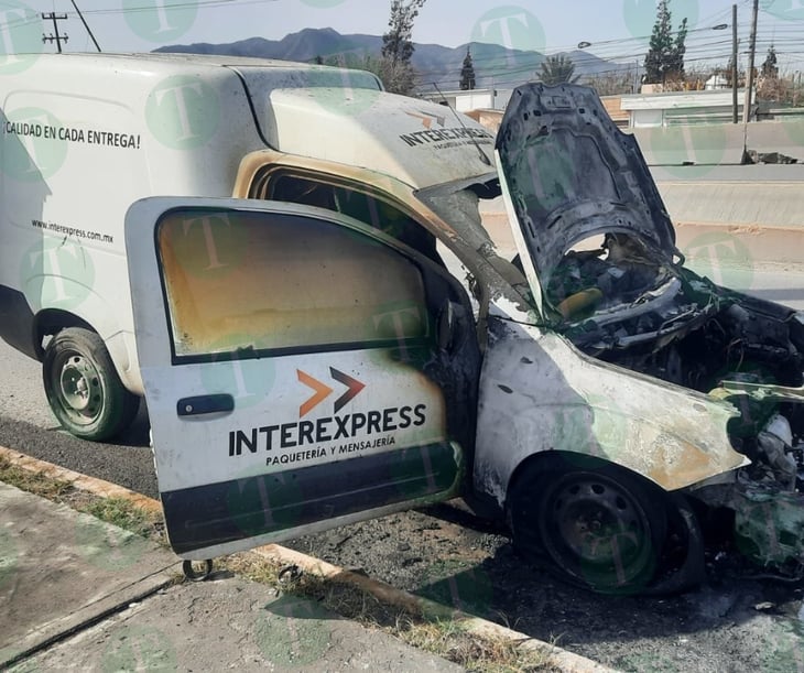 Camioneta de paquetería se incendia sobre el bulevar Pape de Monclova