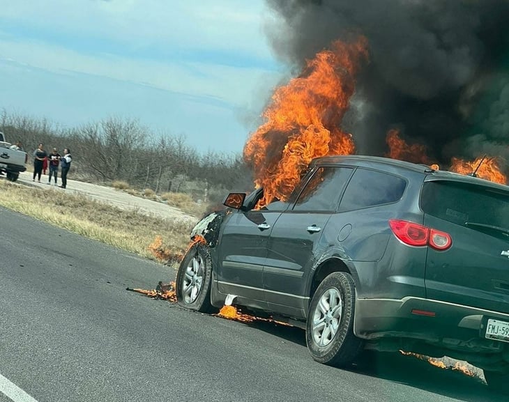 Incendio consume camioneta en la carretera 57