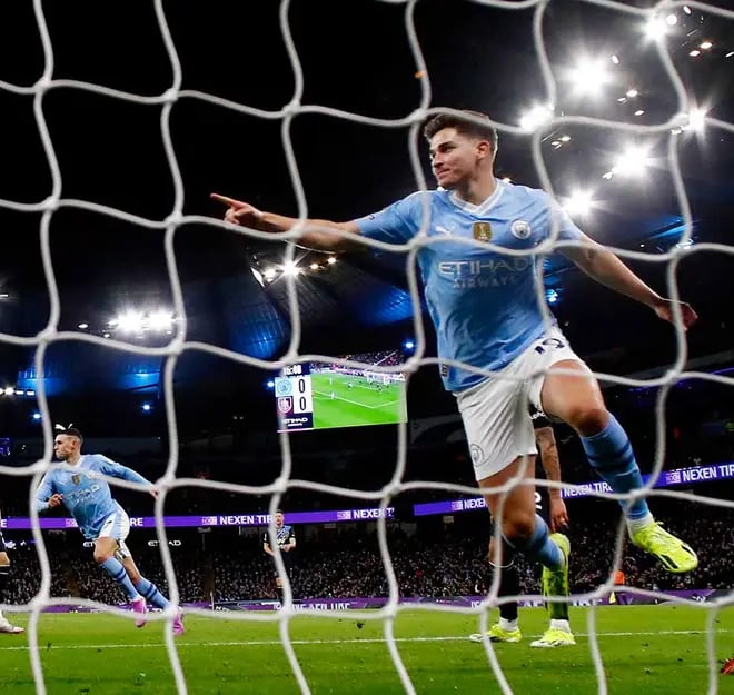 Manchester City vence al Burnley con doblete de Julián Álvarez