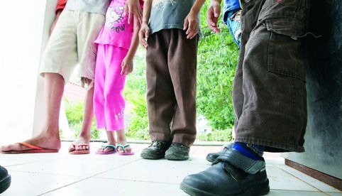 Rescatan a 18 menores en huerta de arándanos en Salvador Escalante, Michoacán