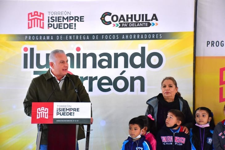 El alcalde lidera el programa 'Iluminando Torreón' en el ejido Albia