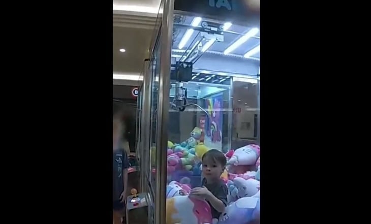 VIDEO. Policía de Australia rescata a niño atrapado en una máquina de peluches
