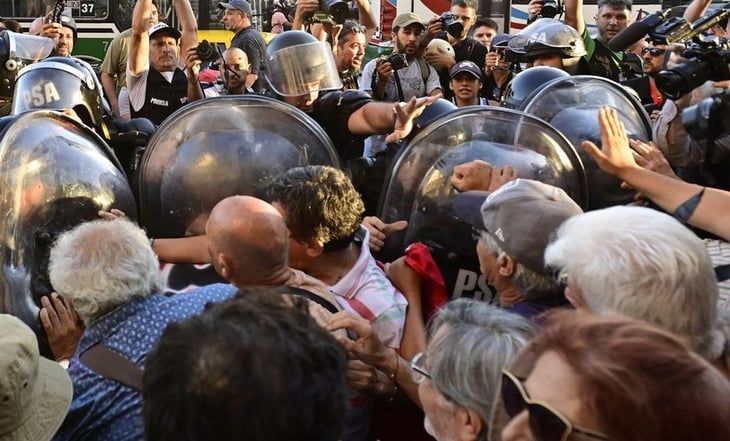 Reportan incidentes alrededor del Congreso argentino tras avance de la 'Ley Ómnibus'