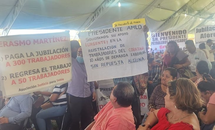 Jubilados y despedidos de Bachilleres ya esperan a AMLO con pancartas en Tabasco