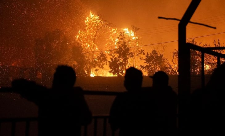 Incendios forestales de gran magnitud obligan a evacuaciones en el centro de Chile