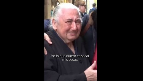 VIDEO: Anciana clama por sus pertenencias tras ser desalojada en Barcelona