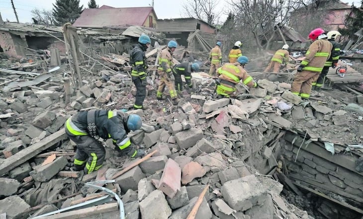 Bombardeo en zona ucraniana ocupada por Rusia deja al menos ocho muertos, según nuevo balance