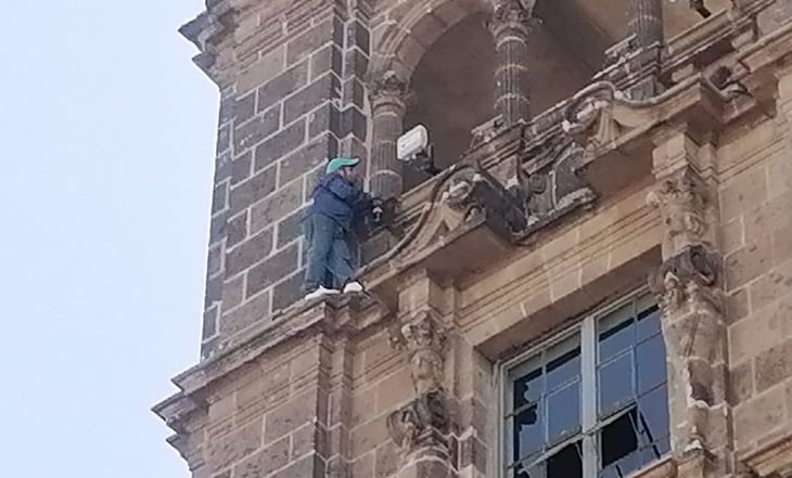 Hombre amaga con saltar desde edificio de Gobierno de la CDMX en el Zócalo