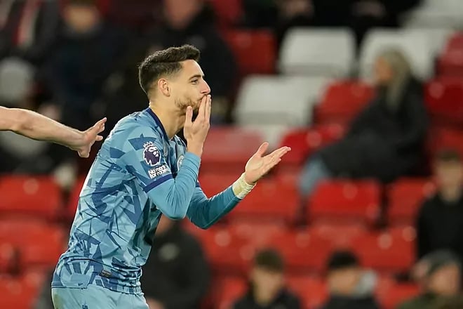 El Aston Villa de Emery no se rinde: 'manita' al Sheffield con gol de Álex Moreno