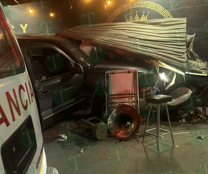 Conductor se desmaya y choca contra puesto de tacos en la Mezquital del Valle