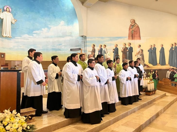 Colocan sotanas a seminaristas durante misa dominical en PN
