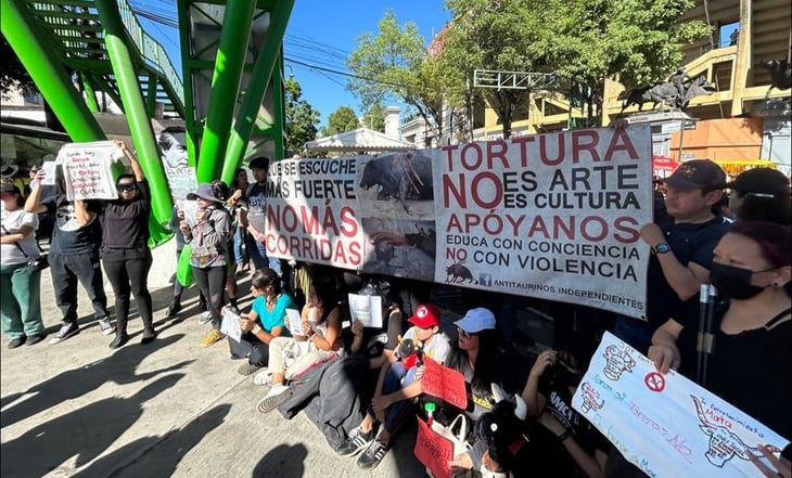 Activistas protestan pacíficamente contra las corridas de toros en La Plaza México